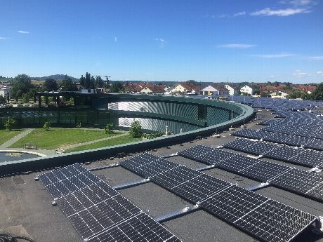 Nahaufnahme Paneele auf Dach