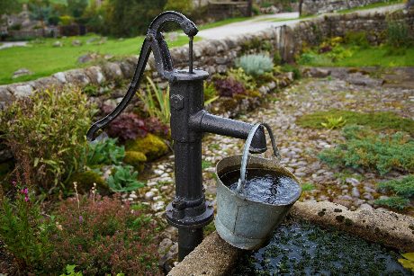 Handpumpe Wasser Eimer