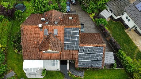 Ziegeldach mit Photovoltaik