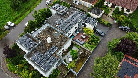 Flachdach Wohnhaus Solarmodule