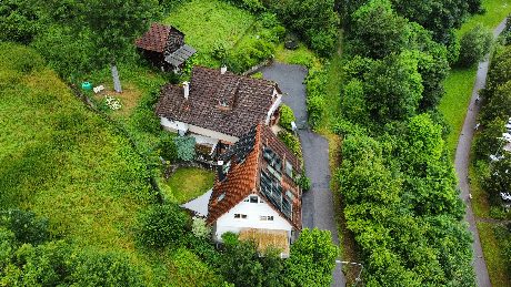 Haus im Grünen mit PV Ost West